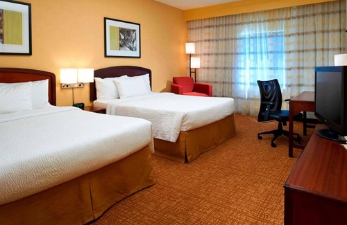 West Dundee Casa | Ideal Location! 4 Units Near Elgin History Museum, Pool, Offers FREE Parking!