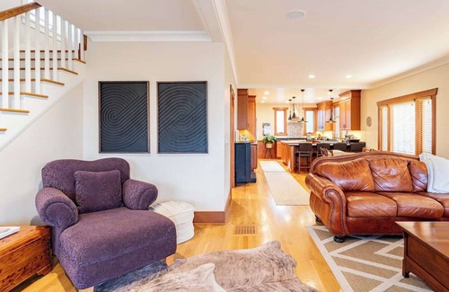 West Queen Anne Casa | Ideal location - Downtown: 5 mins. Well-appointed with everything + Chef's Kitchen