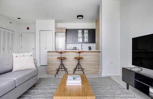 West Loop Apartamento | Ideal West Loop 1BR w/ Pool, Coworking & Gym, 1 block to L, by Blueground