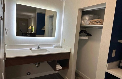 Bonita Casa | Ideally situated just outside of Los Angeles!!