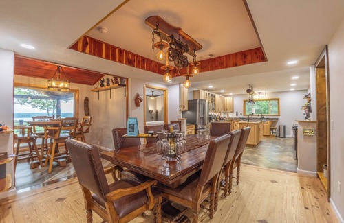 Mountain Home Cabina | Idle Awhile Cabin on 36 Acres – Luxury Meets Historic Charm in the Ozarks