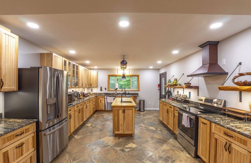 Mountain Home Cabina | Idle Awhile Cabin on 36 Acres – Luxury Meets Historic Charm in the Ozarks