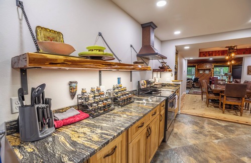 Mountain Home Cabina | Idle Awhile Cabin on 36 Acres – Luxury Meets Historic Charm in the Ozarks