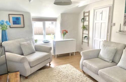 Truro Casa | Idyllic Cornish Cottage, Superking bed, private garden dogs welcome