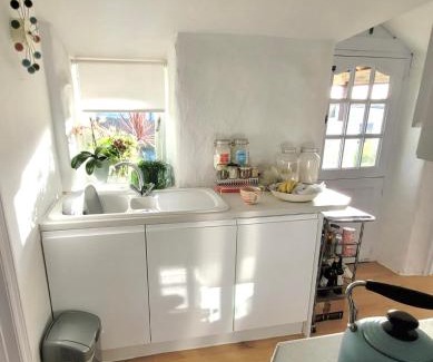 Truro Casa | Idyllic Cornish Cottage, Superking bed, private garden dogs welcome