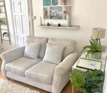 Truro Casa | Idyllic Cornish Cottage, Superking bed, private garden dogs welcome