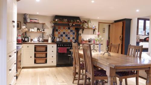 Buckland Newton Casa | Idyllic Dorset Cottage Surrounded by Fields in the Heart of the Countryside