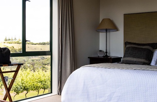 Tutukaka Apartamento | Idyllic, secluded vineyard property perched above Waiparore Cove