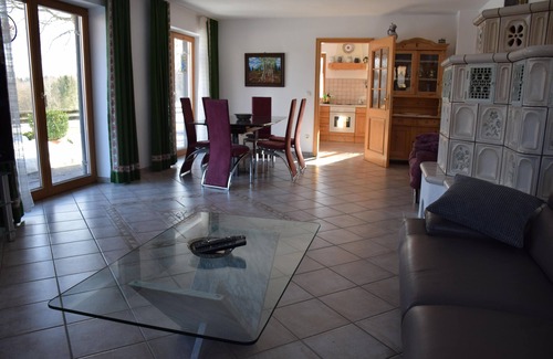 Munchen District Casa | Idílica y espaciosa casa de campo en una aldea ubicada al sureste de Munich