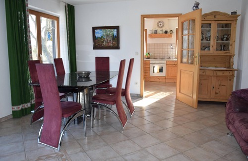 Munchen District Casa | Idílica y espaciosa casa de campo en una aldea ubicada al sureste de Munich