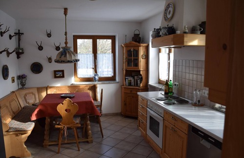 Munchen District Casa | Idílica y espaciosa casa de campo en una aldea ubicada al sureste de Munich