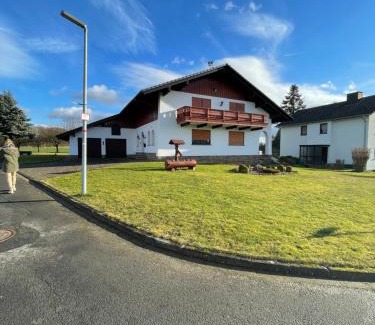 Hitzerode Villa | Idyllisches Ferienhaus “Werra Ausblick” am Meißner