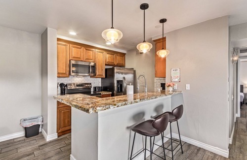 Village Grove Condominio | Immaculate 2 Bd Old Town Condo