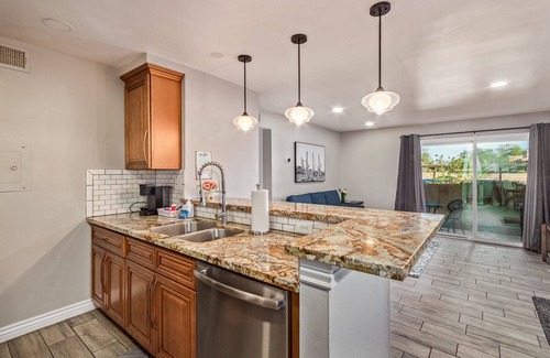 Village Grove Condominio | Immaculate 2 Bd Old Town Condo