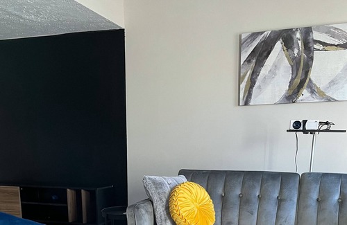 Castleton Apartamento | In-home Projector| BohoLux Suite