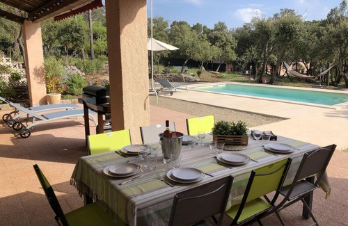 Flayosc Villa | En el corazón de 4600m2 de robles, tranquilo: piscina, tenis, petanca, privado.