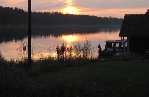Vastervik Municipality Casa | En medio del archipiélago, justo en el agua, encontrarás el idílico patio Udda Gård