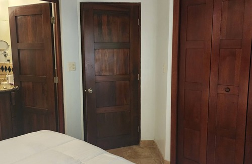Antoneys Cay Complejo | PRIVATE TRANSPORT FROM AIRPORT INCLUDED CUSTOM FURNITURE KING BEDROOMS