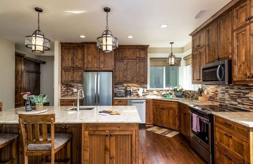 Florence Casa | ¡Nueva construcción! Increíble casa frente al lago con muelle privado seguro para complacer a toda la familia.