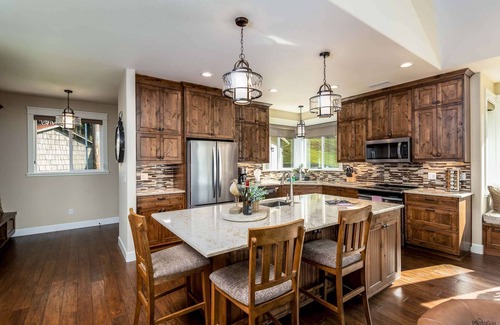 Florence Casa | ¡Nueva construcción! Increíble casa frente al lago con muelle privado seguro para complacer a toda la familia.