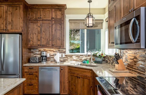 Florence Casa | ¡Nueva construcción! Increíble casa frente al lago con muelle privado seguro para complacer a toda la familia.