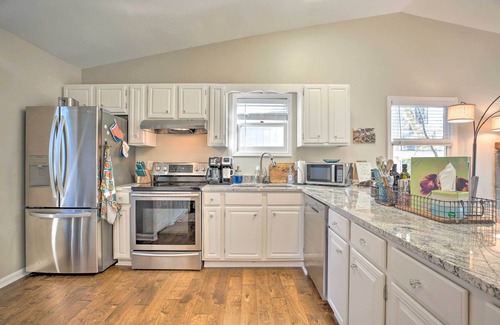 Waleska Cabaña | 'Indigo Cottage' w/ Deck on Lake Arrowhead!