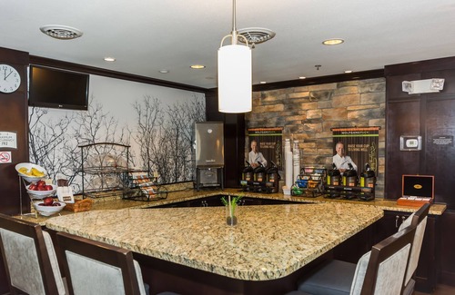 Grand Forks Apartamento | Piscina cubierta y bañera de hidromasaje. Desayuno gratis. Camina hasta la Universidad de Dakota del Norte.