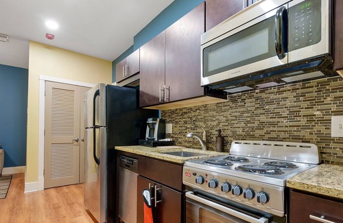 St. Clairsville Casa | Indulge in the Charming and Captivating Ambiance of Clarendon WV Condo 307