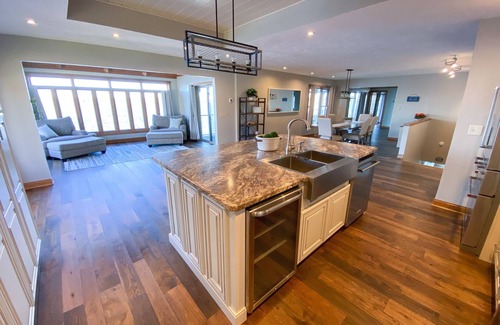 Bass Lake Casa | Infinity Views Lakefront Home