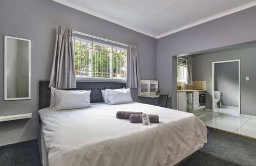 Greater Johannesburg Metropolitan Area Hotel | Inn & Out Sandton