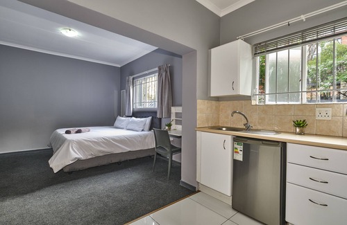Greater Johannesburg Metropolitan Area Hotel | Inn & Out Sandton
