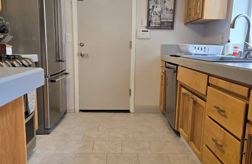 Valley Oak Cabaña | Intimate 2-bedroom cottage with WiFi, AC in awesome Elk Grove