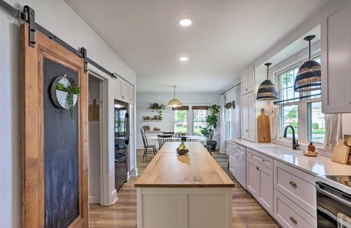 Apple Creek Casa | Inviting Home with Pergola Near Amish Country!