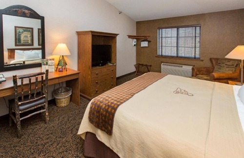 Onalaska Hotel | Inviting Lodge-Like Stay with Hot Breakfast & Complimentary Breakfast