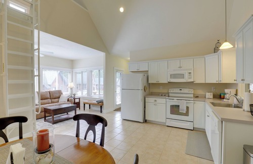 Summer Village Cabaña | Inviting Summer Village Cottage: Golf Cart & More!