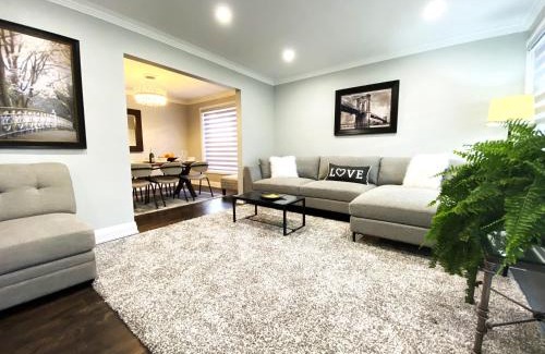 Etobicoke Casa | iResidence in Toronto - Fantastic Vacation Home with Breakfast