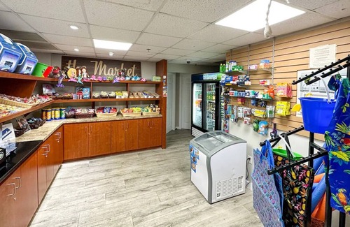 Crystal Harbour Apartamento | Island Escape! Oceanfront Property, Outdoor Pool, Free On-site Parking!