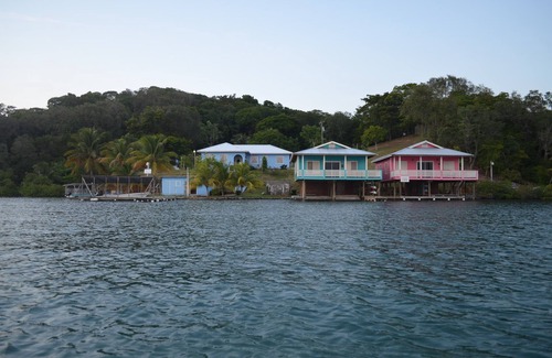 Jonesville Cabina | !Escapada a la isla o diversión familiar en Roatán! Cabañas de Hillview.