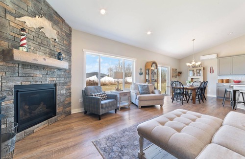 Superior Casa | ISLAND OASIS - Immaculate & Newer 3BR/3BA home + GAME ROOM. Ice Fishing/Skiing++