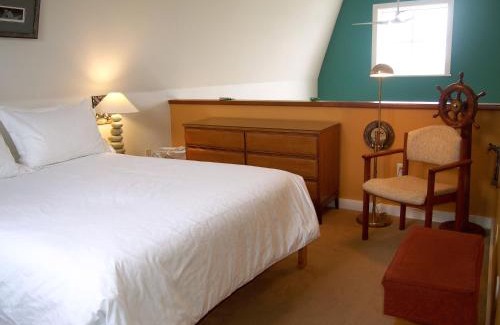 Tofino Apartamento | Island Village Properties at Fred Tibbs