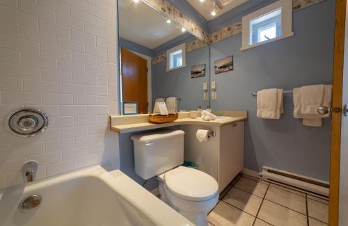 Tofino Apartamento | Island Village Properties at Fred Tibbs