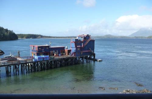 Tofino Apartamento | Island Village Properties at Fred Tibbs