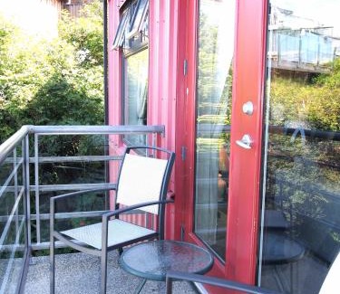 Tofino Apartamento | Island Village Properties at Fred Tibbs