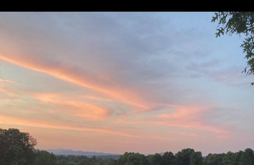 Elkin Casa | Antigua casa de labranza Jabbers, vistas y viñedos a su alrededor.
