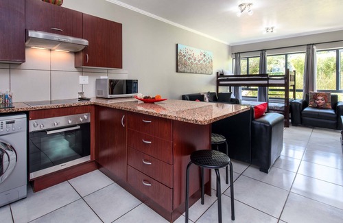 Greater Johannesburg Metropolitan Area Hotel | Jackal Creek Self-Catering Apartments