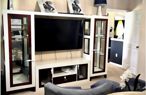 Westside Casa | Jacksonville’s Golden Getaway , with it’s unique King and Queen Royalty.