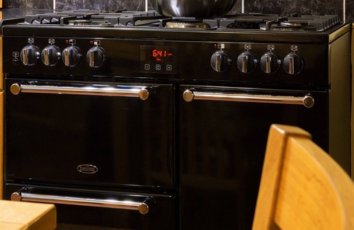 Stoke Ash Cabaña | Oferta de jacuzzi, chimeneas, masajista, spa y gimnasio.