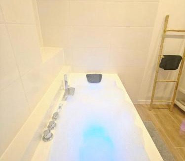 Chatel-Guyon Apartamento | Jacuzzi privé - Netflix - Wi-Fi - parking gratuit
