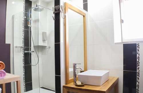 La Cadiere-et-Cambo Cama Y Desayuno | Jade-Habitacion Doble-Confortable-Baño privado con ducha