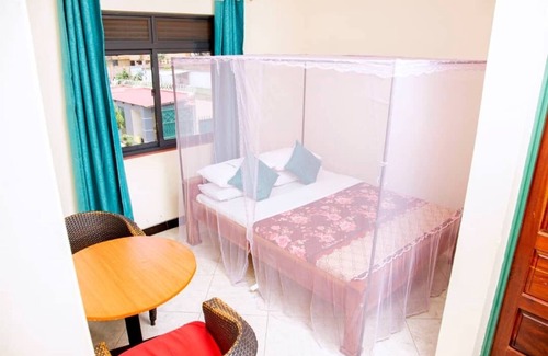 Gulu Cabina | Jojo's Palace Annex